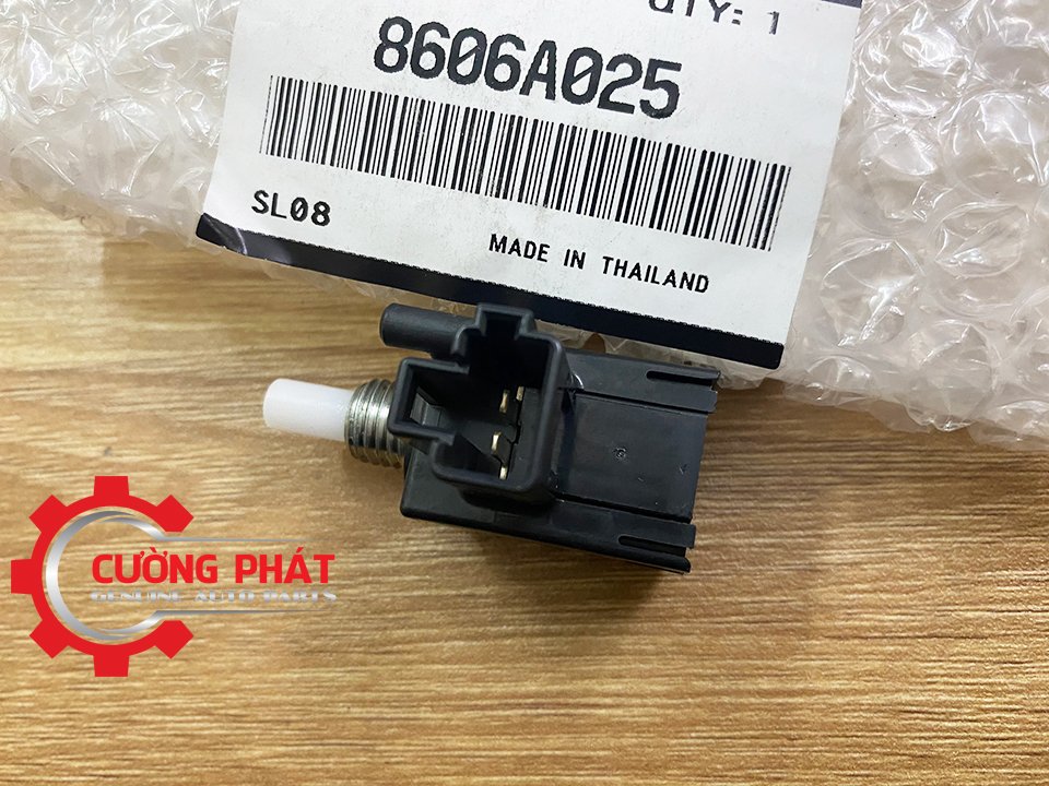 Cong-tac-chan-con-Mitsubishi-Xpander-Xpander-Cross-8606A025 (2) Cận cảnh công tắc chân côn Xpander, Xpander Cross chính hãng