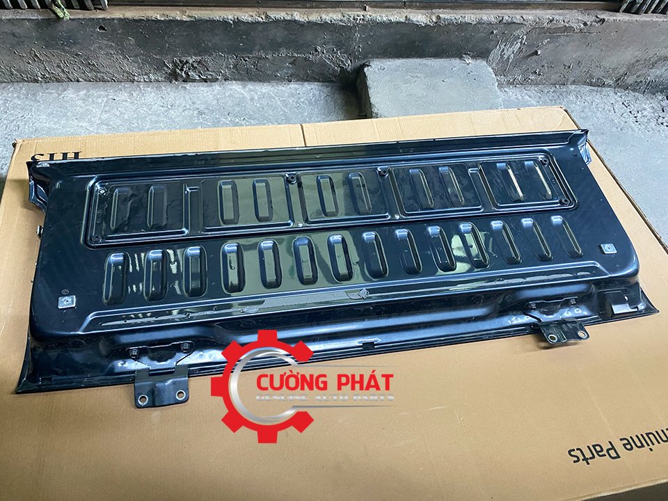 Buong-thung-sau-Mitsubishi-Triton-2015-2022-6724A266-cua-hau (2) Cận cảnh bưởng thùng sau Triton 2015-2022 chính hãng