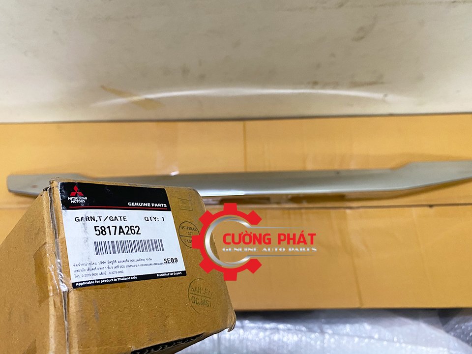 Nep-ma-cop-sau-Mitsubishi-Pajero-Sport-2018-2022-5817A262-5817A261 (2) Mã nẹp mạ cốp sau Pajero Sport 2018-2022 chính hãng