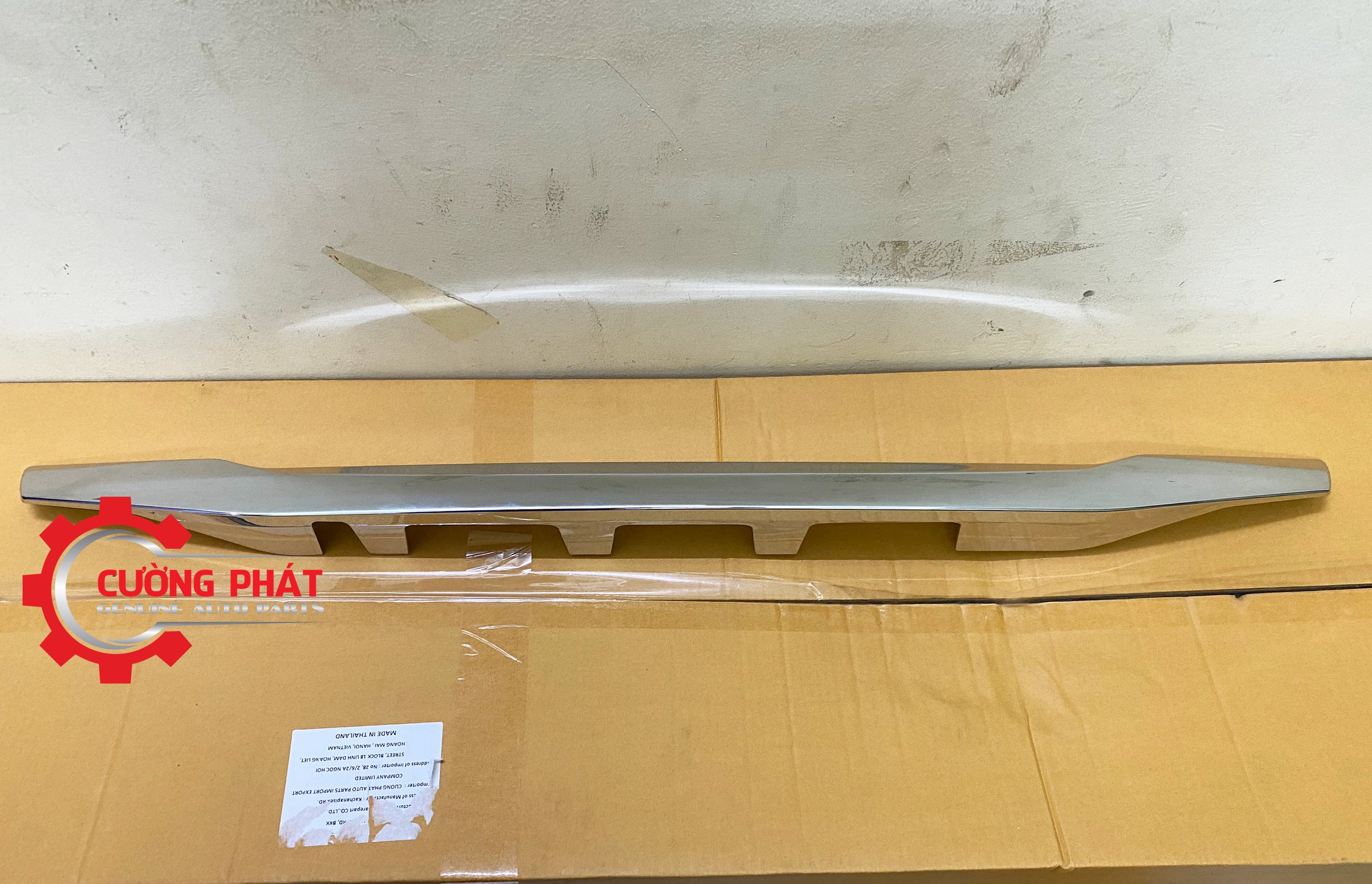 Nep-ma-cop-sau-Mitsubishi-Pajero-Sport-2018-2022-5817A262-5817A261 (3) Cận cảnh nẹp mạ cốp sau Pajero Sport 2018-2022 chính hãng