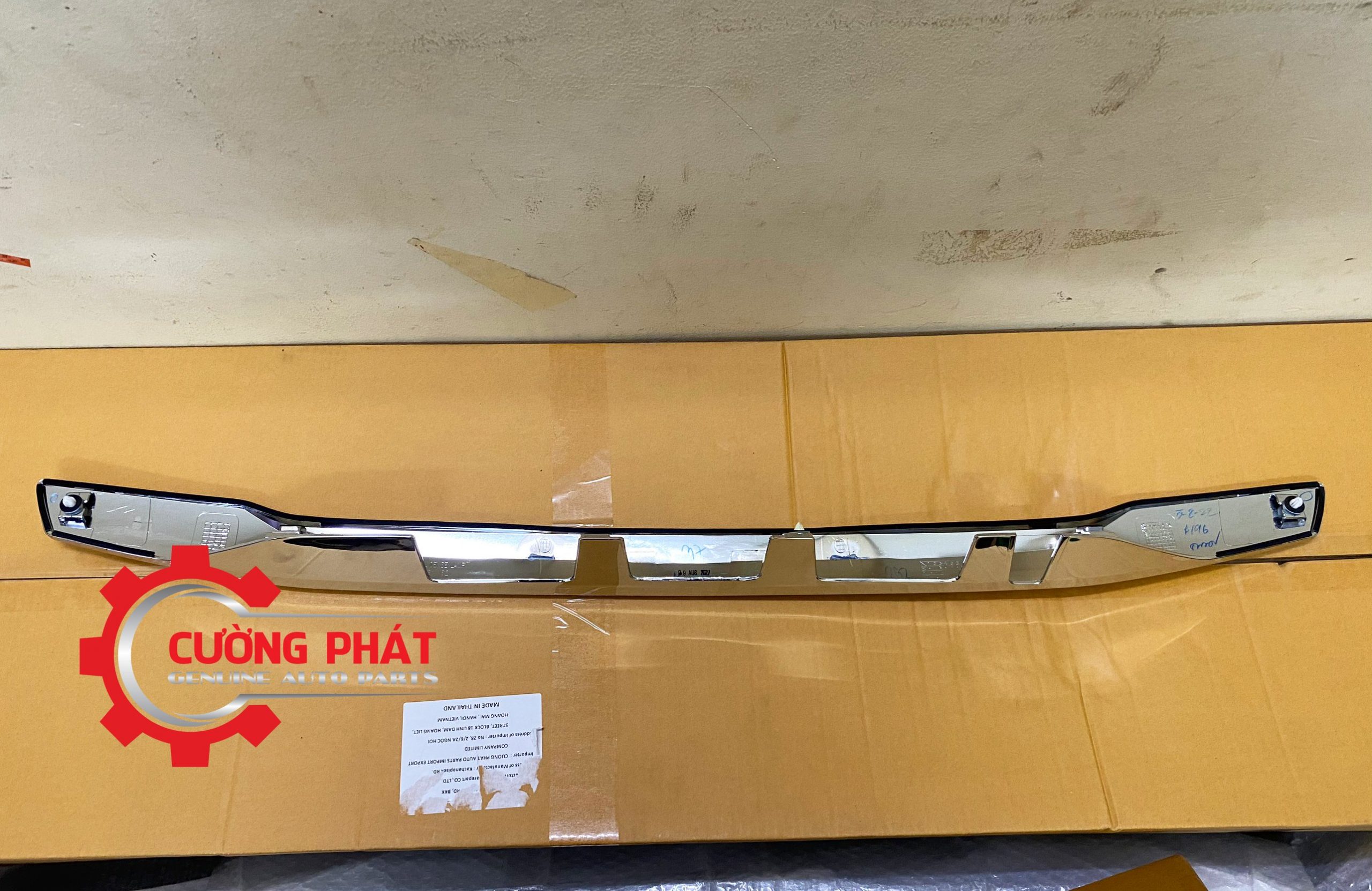 Nep-ma-cop-sau-Mitsubishi-Pajero-Sport-2018-2022-5817A262-5817A261 (4) Chi tiết nẹp mạ cốp sau Pajero Sport 2018-2022 chính hãng