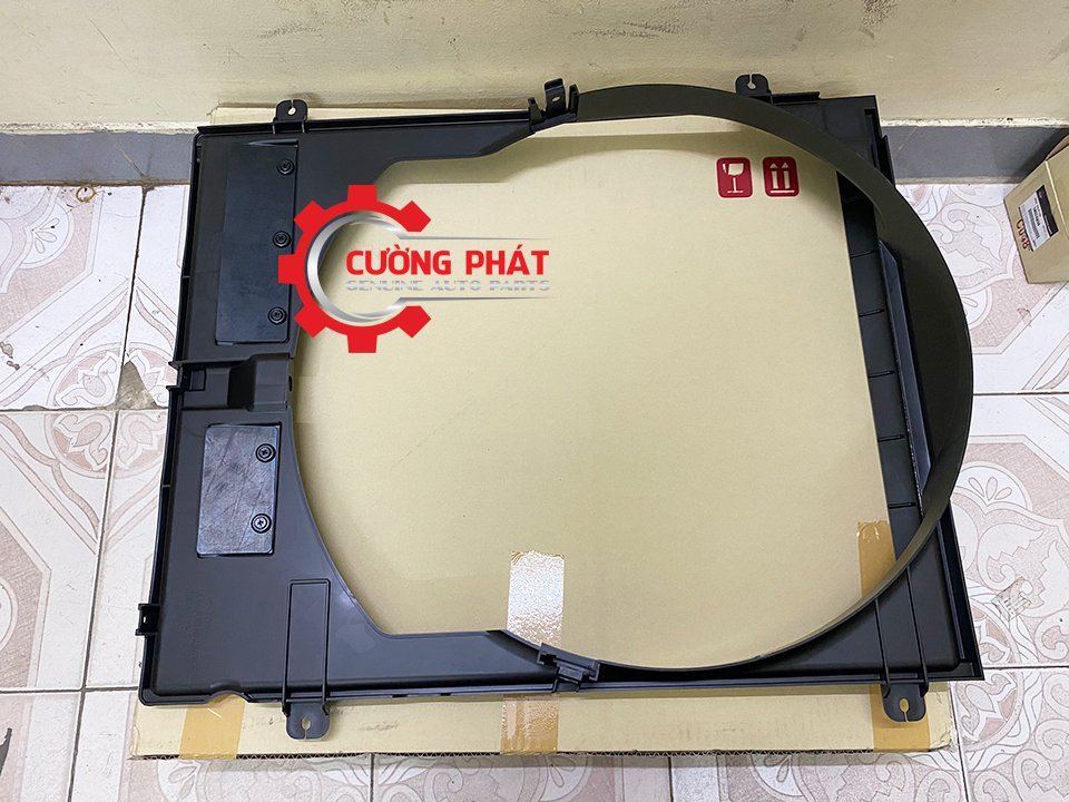 Long-quat-ket-nuoc-Mitsubishi-Triton-2015-2018-1360A097 (2) Cận cảnh lồng quạt két nước New Triton 2015-2018 chính hãng