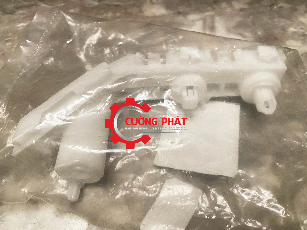 Gia-cai-can-truoc-Mitsubishi-Triton-2019-6400J288-6400J287 (2) Cận cảnh giá cài cản trước Triton 2020-2023