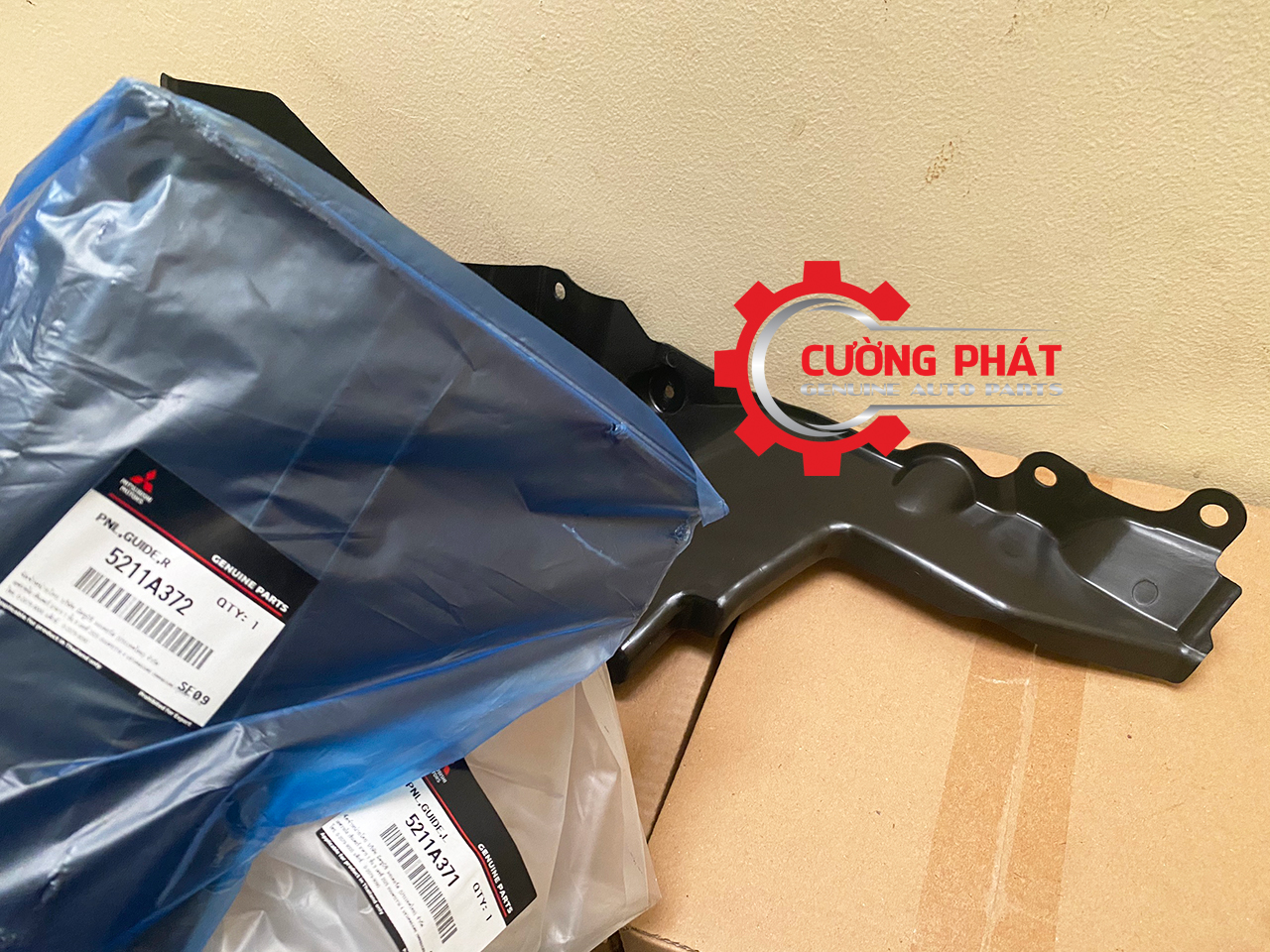 Huong-gio-ket-nuoc-Mitsubishi-Triton-19-5211A371-5211A372 (3) Hình ảnh hướng gió két nước Triton 2019-2023 chính hãng
