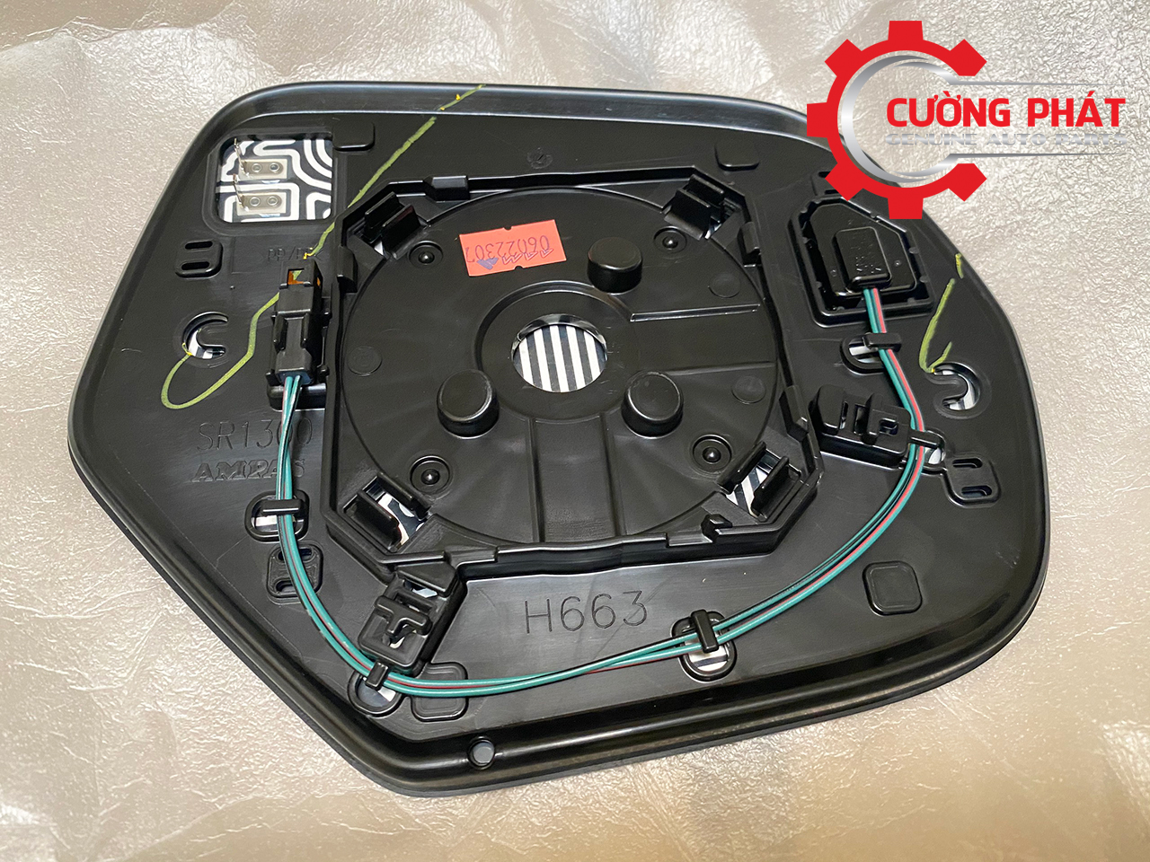 Mat-guong-canh-bao-Mitsubishi-Triton-2020-7632D739-7632D740 (2) Cận cảnh phía sau mặt gương có cảnh báo Triton 2019-2023