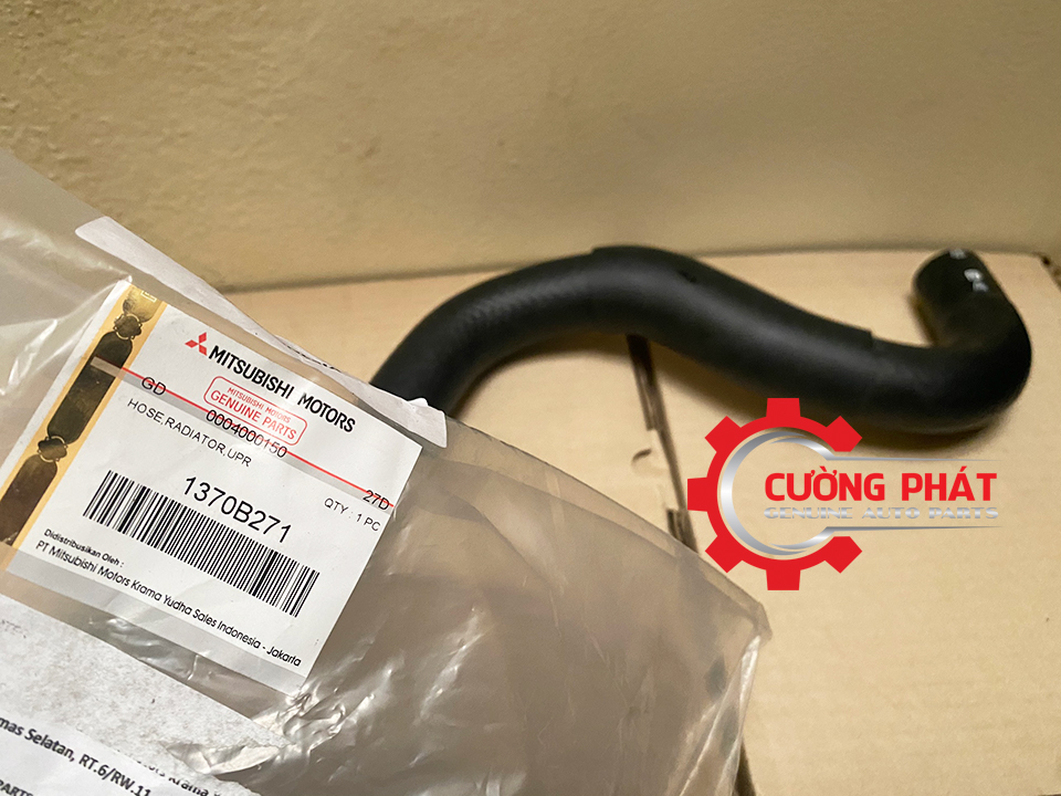 Ong-nuoc-tren-ket-nuoc-Mitsubishi-Xpander-1370B271 (2) Hình ảnh ống cao su két nước trên Mitsubishi Xpander chính hãng