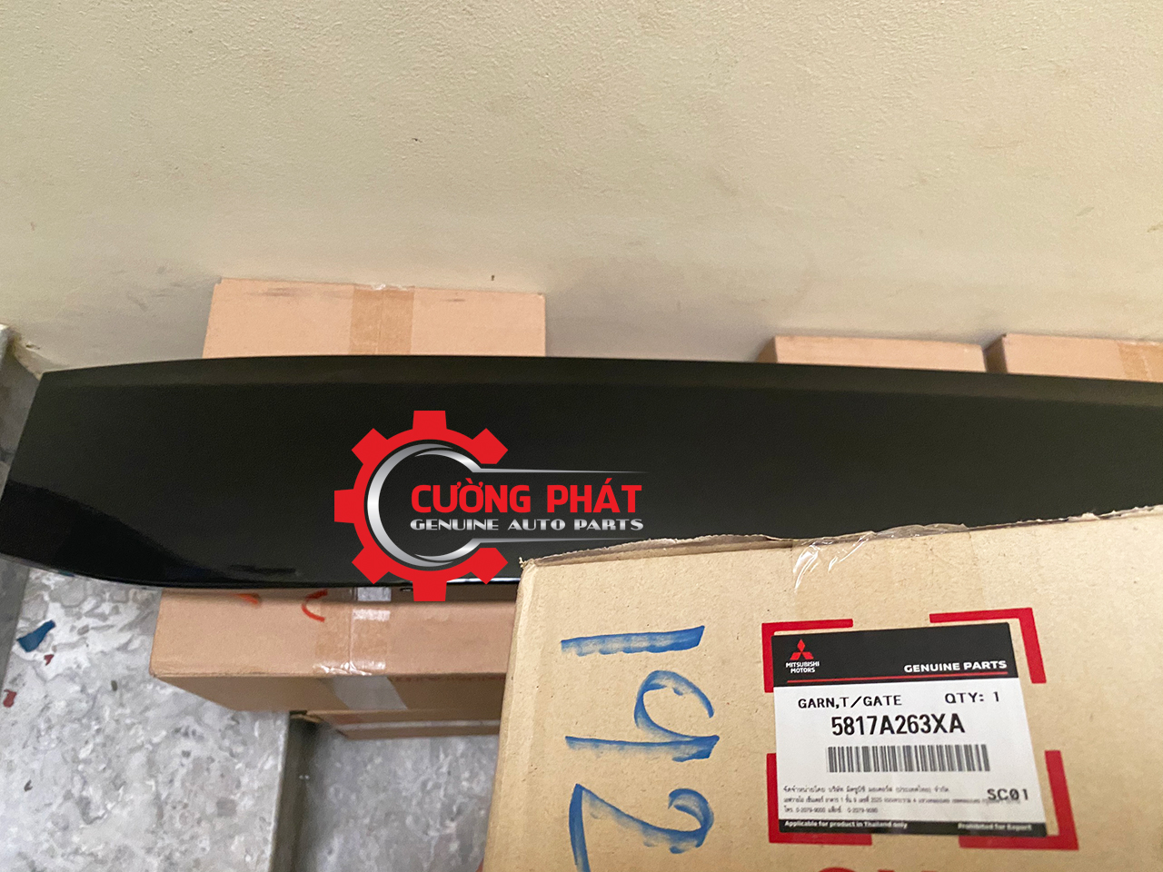 Op-cua-hau-Mitsubishi-Sport-17-5817A263 (2) Tem mã ốp cửa hậu Pajero Sport 2017-2023 chính hãng
