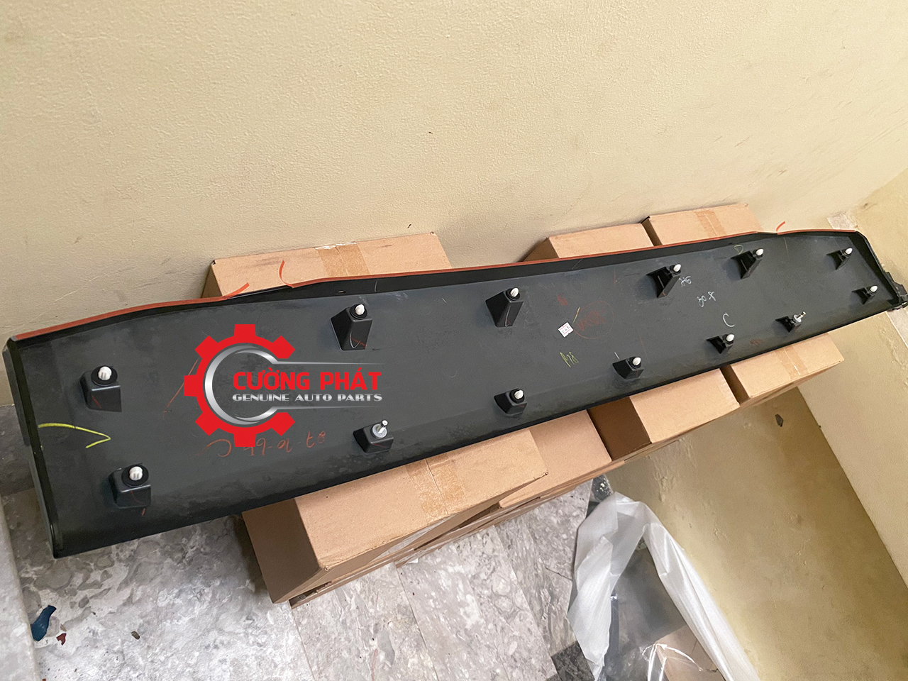 Op-cua-hau-Mitsubishi-Sport-17-5817A263 (3) Phía trong ốp cửa hậu Pajero Sport