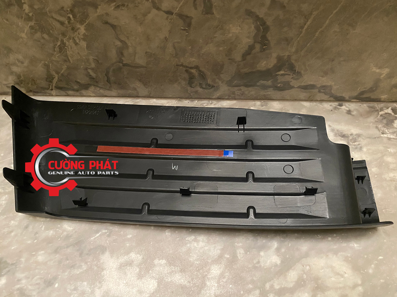 Op-can-sau-Mitsubishi-Triton-19-6420A054-6420A053 (2) Ốp bậc lên xuống cản sau Triton 2019