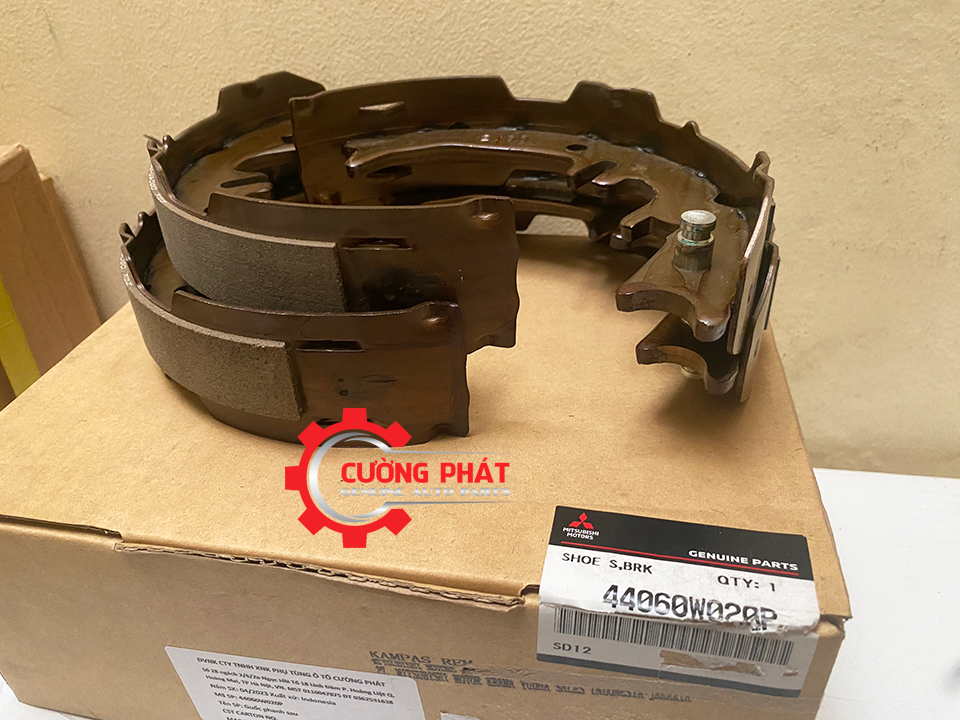 Guoc-phanh-tay-Mitsubishi-Pajero-Sport-2017-44060W020P-4800A082 (2) Cận cảnh bố thắng tay Pajero Sport 2017