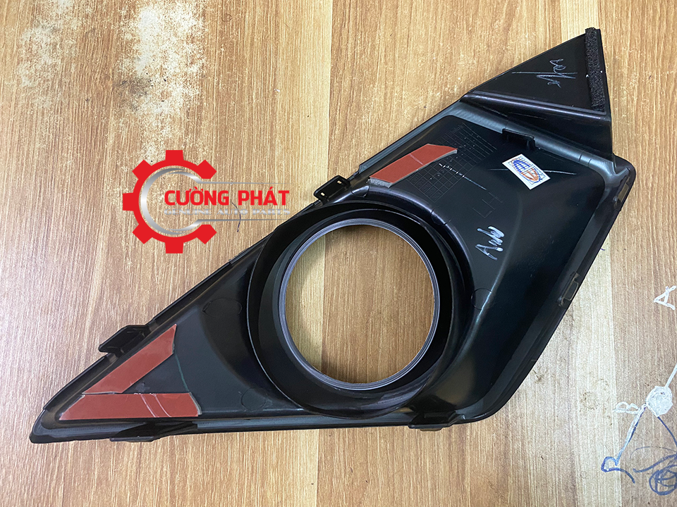 Op-den-gam-carbon-Mitsubishi-Xpander-MZ33600601-MZ33600602 (2) Cận cảnh phía sau ốp đèn gầm Xpander