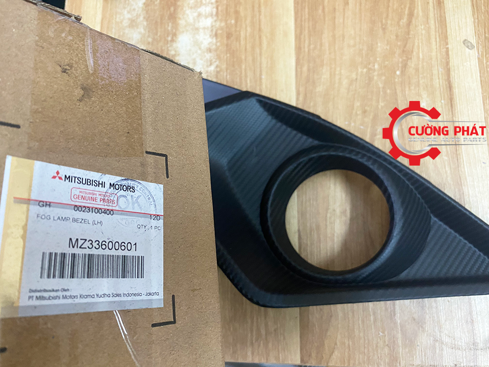 Op-den-gam-carbon-Mitsubishi-Xpander-MZ33600601-MZ33600602 (3) Tem mã ốp đèn gầm Xpander 2018-2022 chính hãng