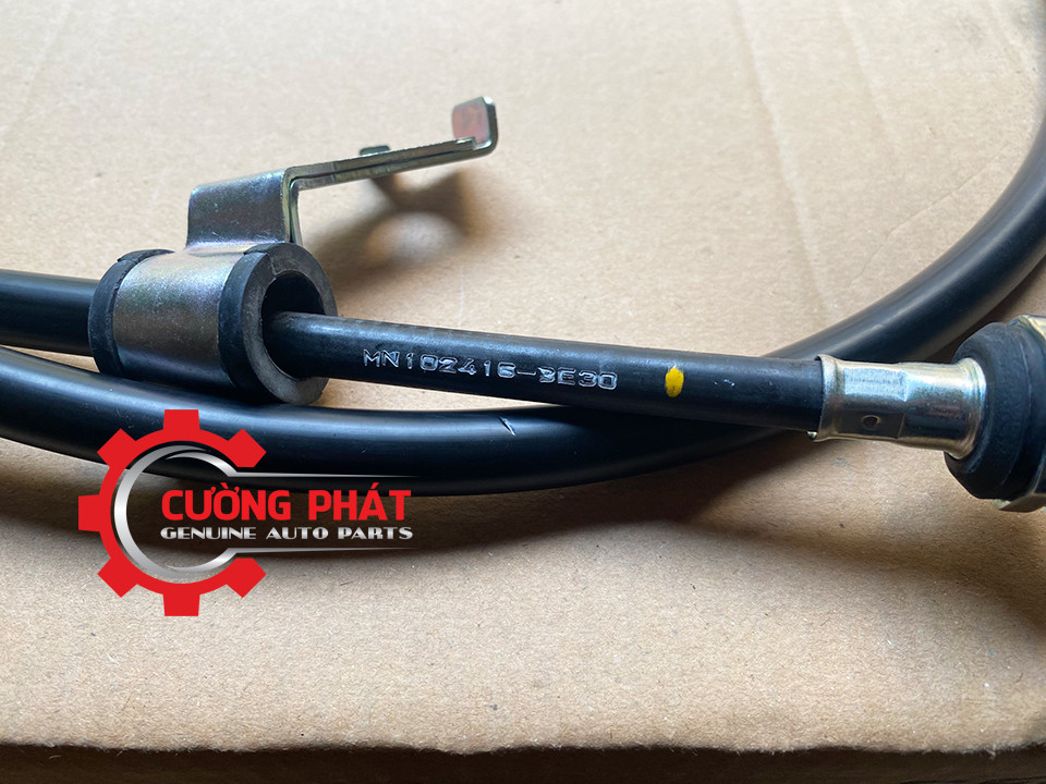 Cận cảnh dây cáp phanh tay Triton