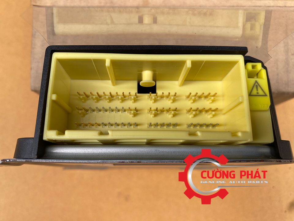 Hop-dieu-khien-tui-khi-Mitsubishi-Outlander-8635A282 (3) Cận cảnh giắc cắm hộp điều khiển Outlander
