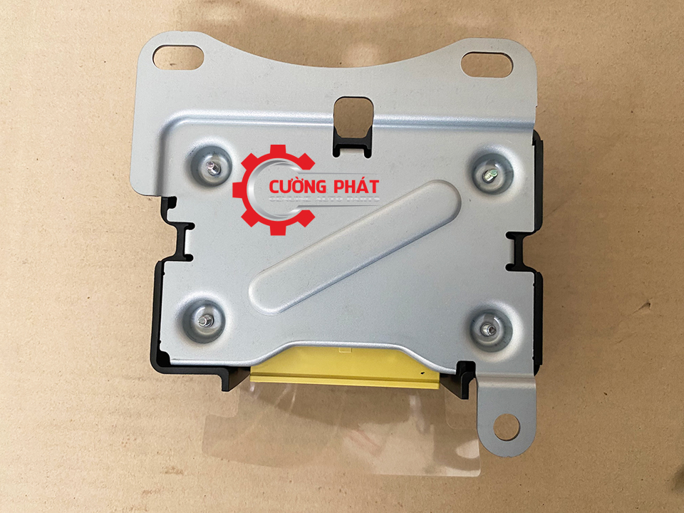 Hop-dieu-khien-tui-khi-Mitsubishi-Triton-2015-2018-8635A359 (2) Cận cảnh mặt sau hộp điều khiển triton