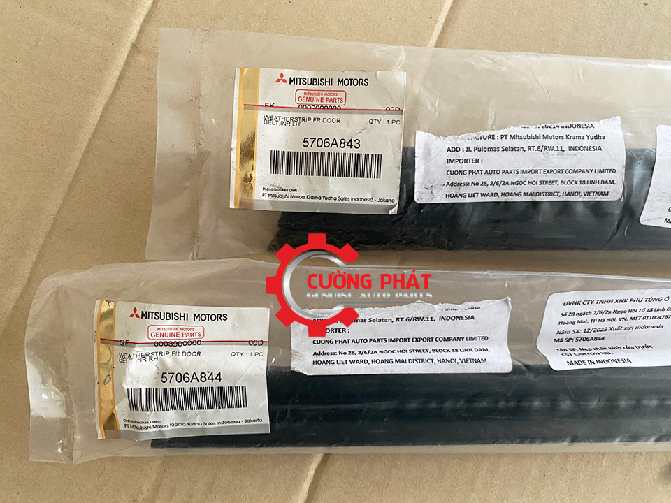 Nep-chan-kinh-trong-cua-truoc-Mitsubishi-Xpander-5706A843-5706A844 (5) Tem mã nẹp chân kính trong Xpander 2018-2024 chính hãng