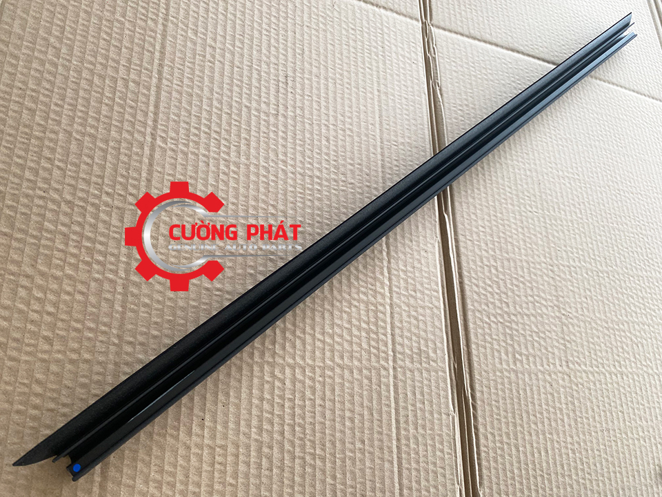 Nep-chan-kinh-trong-cua-truoc-Mitsubishi-Xpander-5706A843-5706A844 (7) Cận cảnh nẹp chân kính trong Xpander 2018-2024