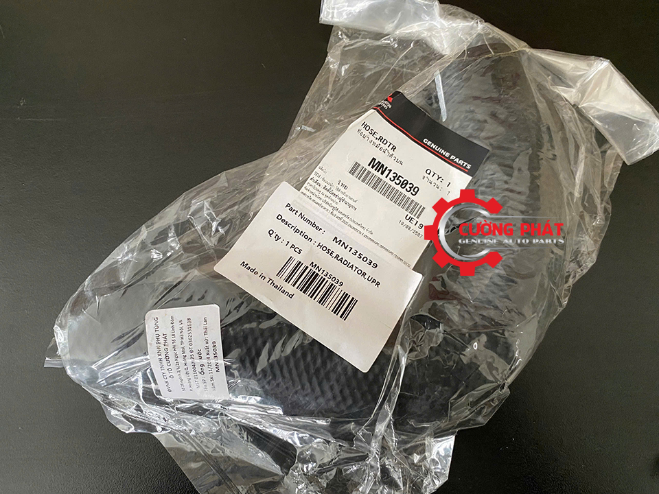 Ong-nuoc-tren-Mitsubishi-Triton-Sport-2010-2018-MN135039 (2) Tem mã ống nước trên Triton, Pajero Sport 2010-2018