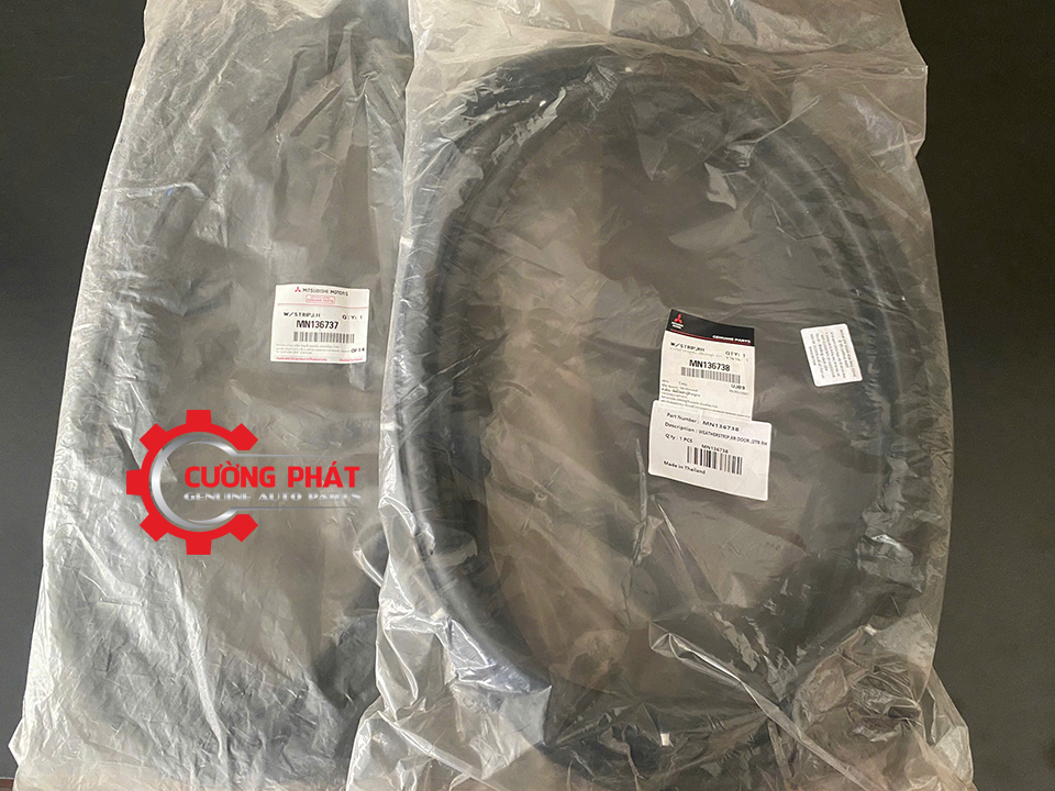 Gioang-canh-cua-sau-Mitsubishi-Triton-2010-2014-MN136737-MN136738 (1) Hình ảnh gioăng cửa Triton 2009-2014