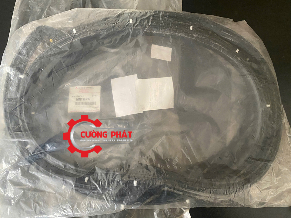 Gioang-canh-cua-sau-Mitsubishi-Triton-2010-2014-MN136737-MN136738 (3) Cận cảnh gioăng cửa sau Triton