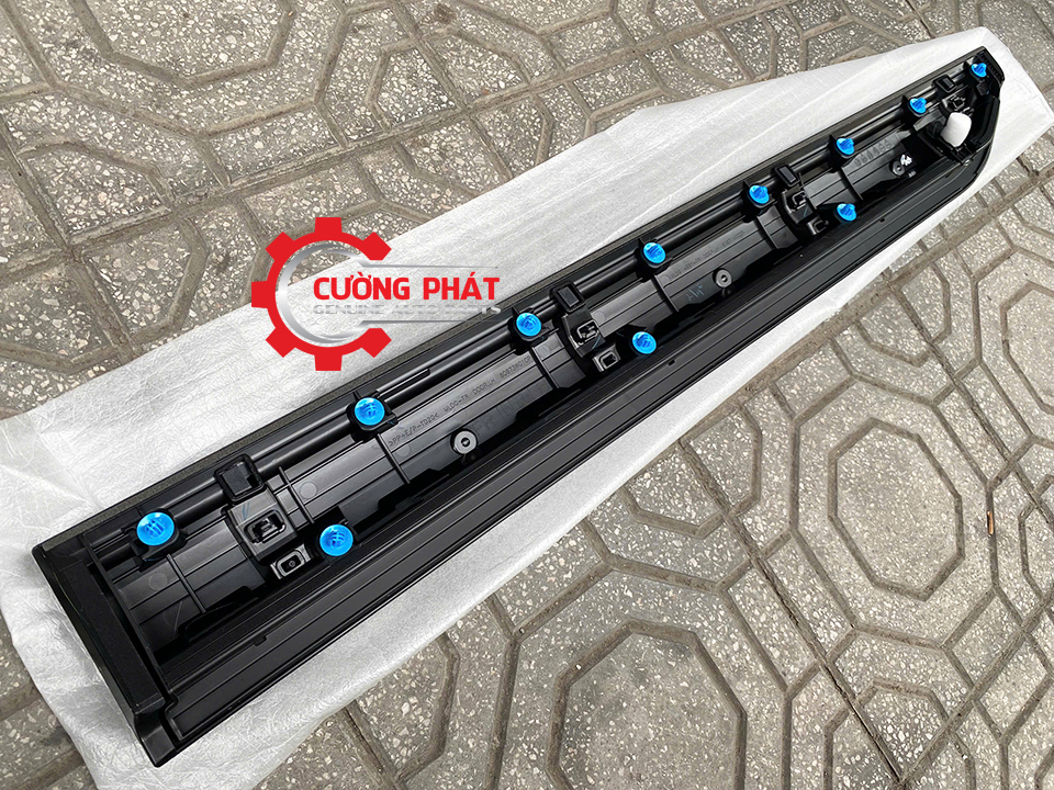 Op-cua-truoc-Mitsubishi-Xpander-Cross-2023-80871W000P-80870W000P (3) Cận cảnh mặt sau ốp cửa Xpander Cross 2023