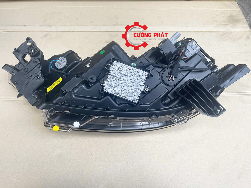 Den-pha-Led-Mitsubishi-Outlander-2020-2024-8301D331-8301D332 (3) Góc chụp cận cảnh mặt sau đèn pha led Outlander 2020-2024