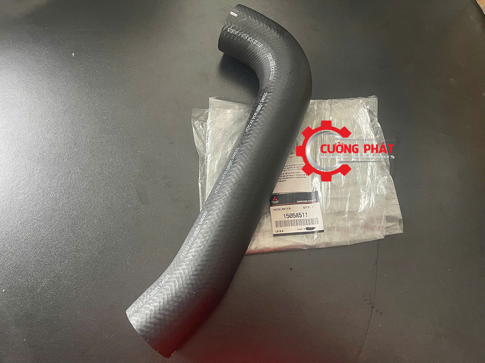 Chi tiết tem mã ống cao su dưới từ két làm mát turbo vào họng ga Triton 2009-2018 chính hãng