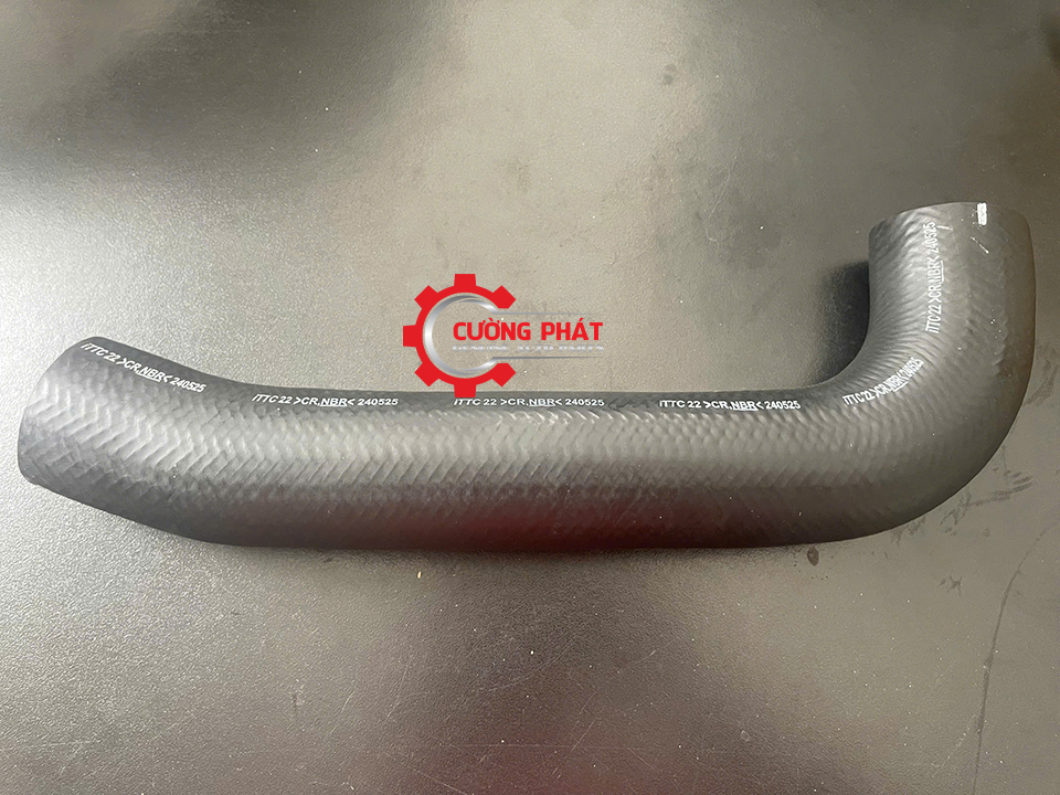 Hình ảnh ống cao su dưới từ két làm mát turbo vào họng ga Triton 4D56