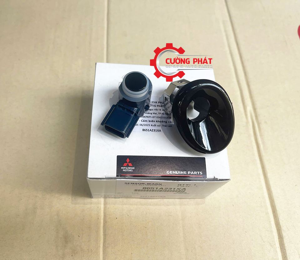Góc chụp cận cảnh cảm biến báo lùi sau Sport chính hãng