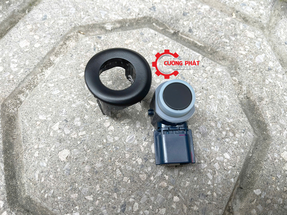 Góc chụp cận cảnh cảm biến báo lùi sau Triton 2019-2024