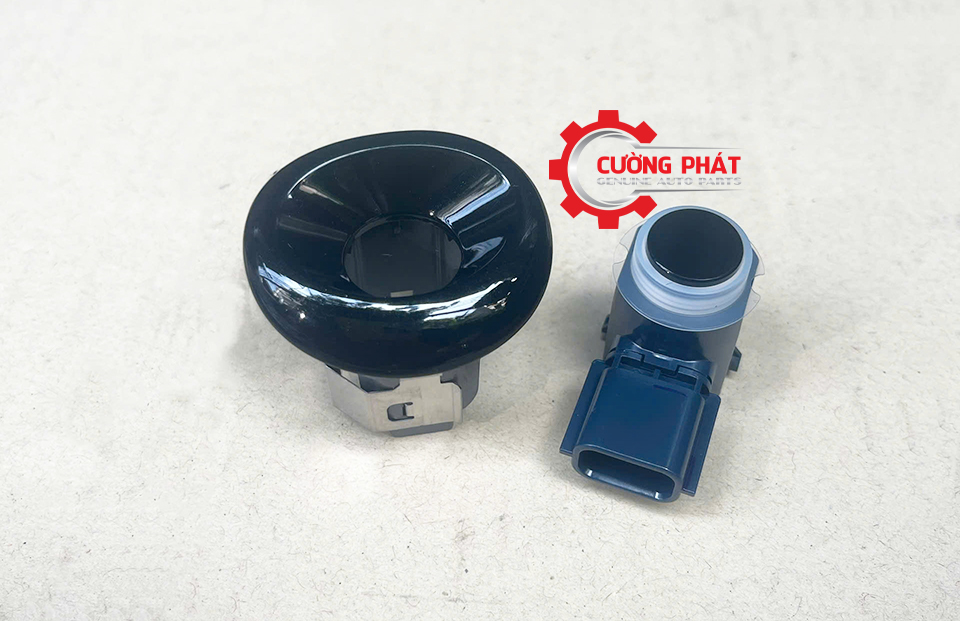 Cam-bien-bao-lui-sau-Pajero-Sport-Mitsubishi-Triton-2018-2024-8651A224XA (2) Góc chụp cận cảnh cảm biến báo lùi sau Sport 2018-2024