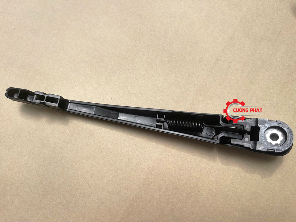 Góc chụp cận cảnh cần gạt mưa sau Xpander chính hãng