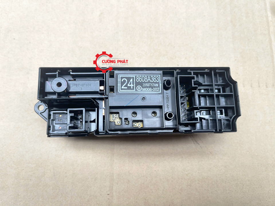 Góc chụp mặt sau công tắc lên kính tổng Xpander chính hãng