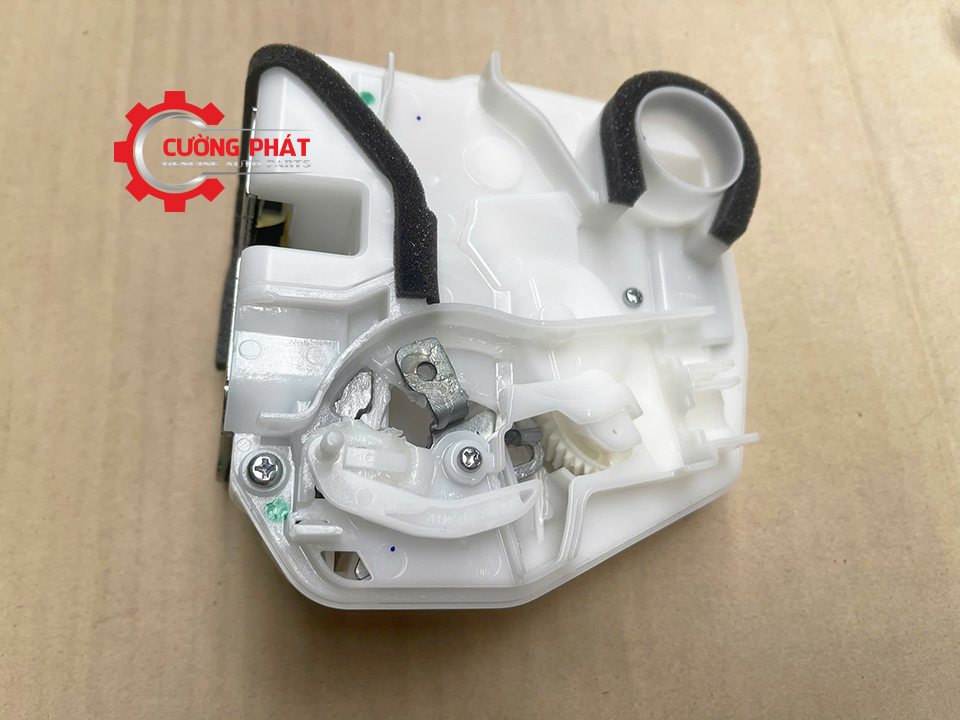 Góc chụp cận cảnh cơ cấu khóa cửa sau Xpander chính hãng
