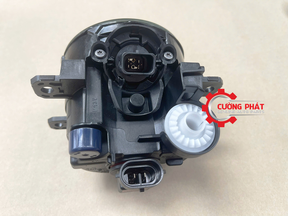 Góc chụp cận cảnh chân giắc bóng đèn gầm Triton 2025