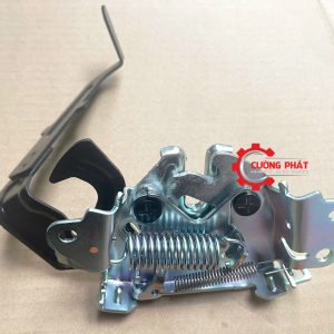 Góc chụp cận cảnh ổ khóa capo Triton chính hãng